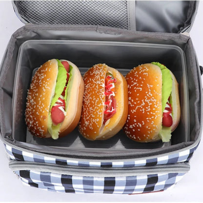 Intérieur du sac isotherme à carreaux bleu et blanc pour pique-nique avec repas