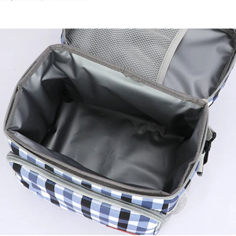 Intérieur du sac isotherme à carreaux bleu et blanc pour pique-nique