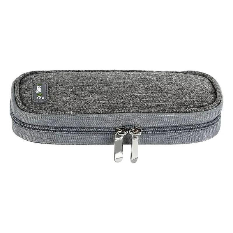 Étui isotherme gris pour médicaments vue de profil, pochette compacte avec double fermeture éclair, vue de face sur fond clair.