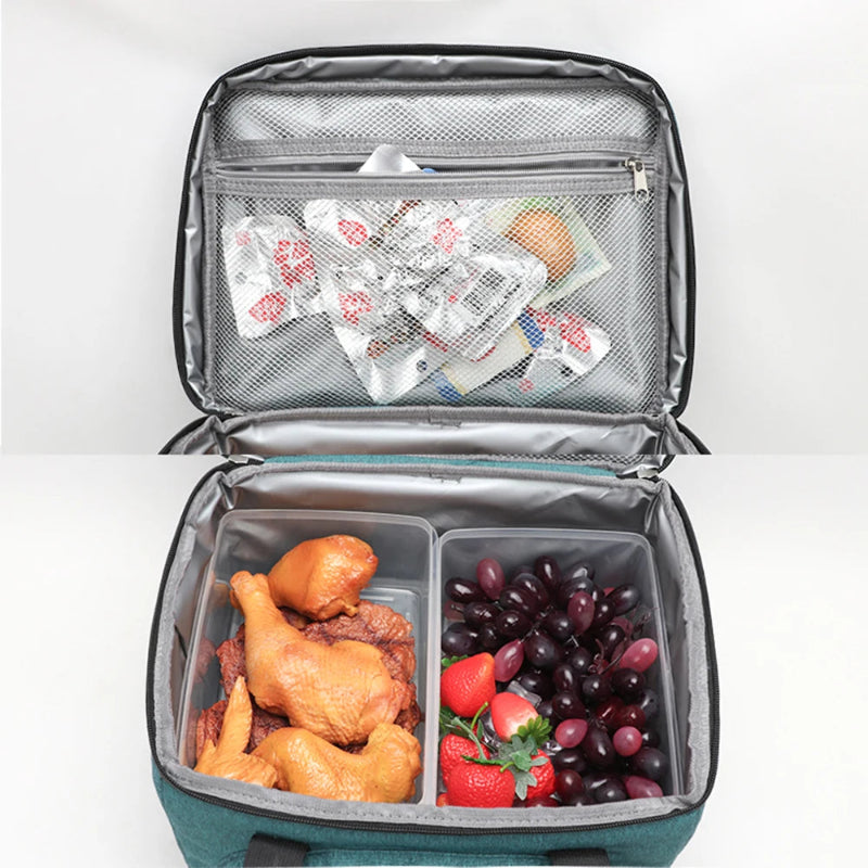 Intérieur d’une glacière isotherme bleu azur, avec compartiments alimentaires remplis de poulet, raisins et fraises, et poche filet zippée pour accessoires.