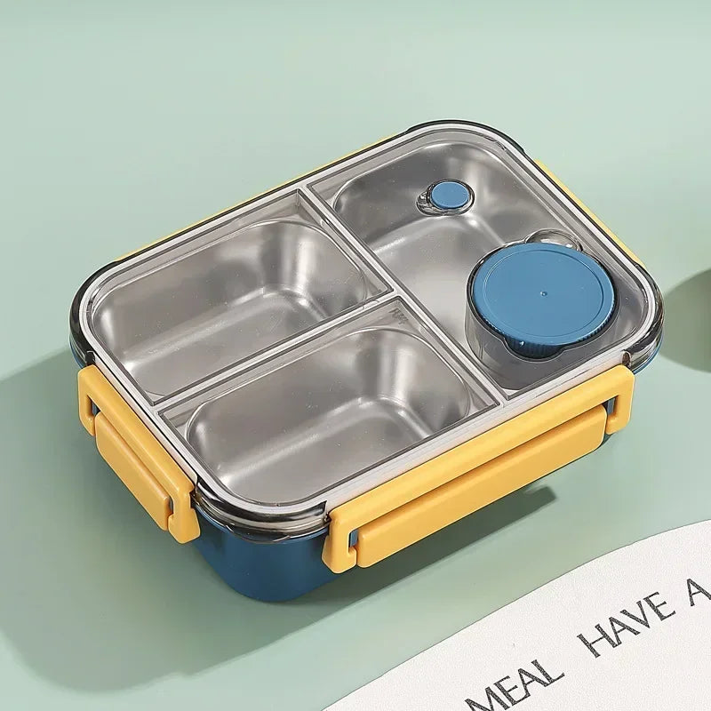 Lunch box isotherme en inox bleu marine avec trois compartiments et un petit pot hermétique, munie de poignées jaunes. Idéale pour emporter un repas complet au bureau, à l’école ou en pique-nique tout en gardant les aliments frais ou chauds plusieurs heures.
