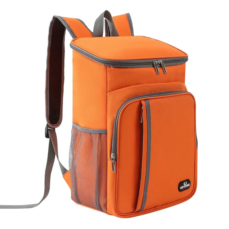 Sac à dos isotherme 20L de couleur orange vu en angle, avec poches latérales en filet, grande poche frontale zippée et bretelles réglables, idéal pour transporter repas et boissons au frais.