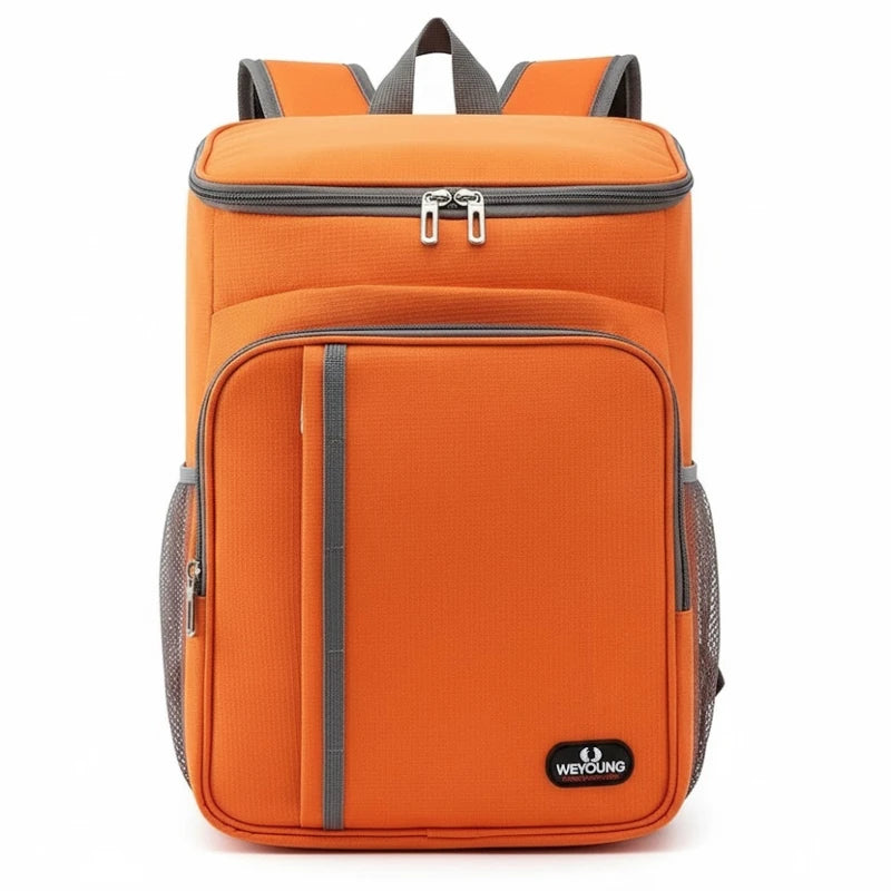 Sac à dos isotherme orange de grande capacité avec finitions grises, poches latérales en filet et double fermeture éclair, idéal pour transporter repas et boissons au frais lors des sorties.