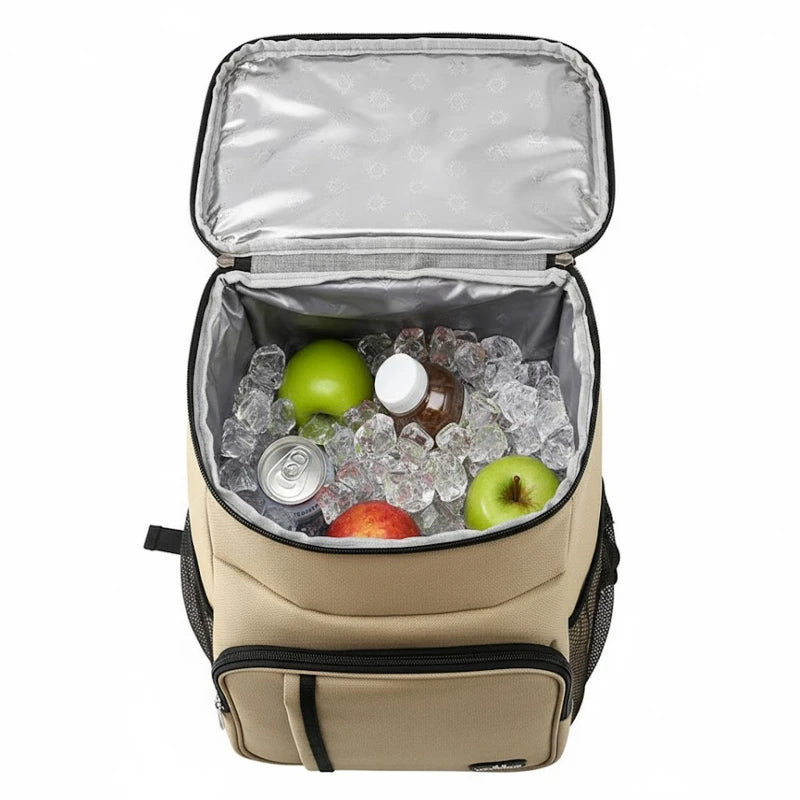 Vue intérieure d’un sac à dos isotherme beige contenant des glaçons, des pommes, une canette et une bouteille, illustrant sa capacité de conservation du froid pour les pique-niques et repas extérieurs.