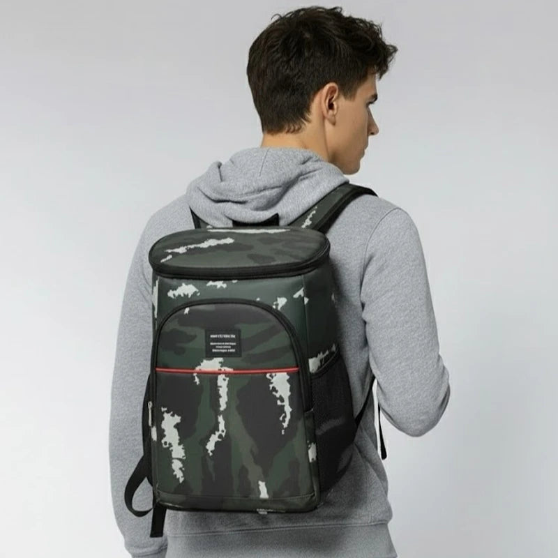 Sac à dos isotherme camouflage porté de dos par un homme, avec bretelles ajustées et design vert foncé.