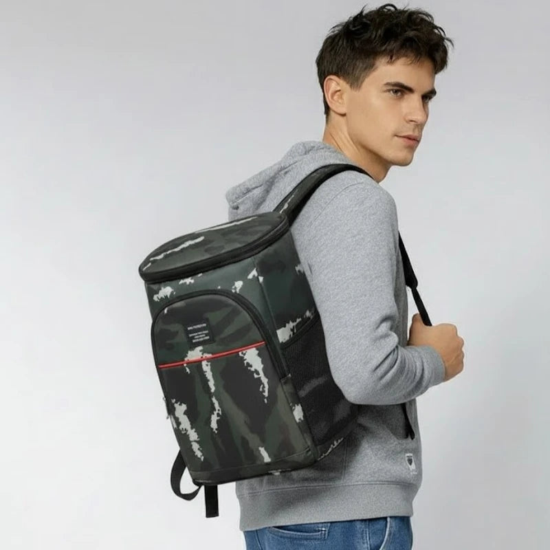 Sac à dos isotherme camouflage porté par un homme en hoodie gris, vue semi-profil avec fermeture frontale.