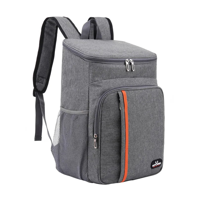 Sac à dos isotherme gris vu de trois quarts, avec bande orange verticale sur la poche avant, double fermeture éclair et poches latérales en maille. Parfait pour transporter repas, boissons ou pique-niques en extérieur.