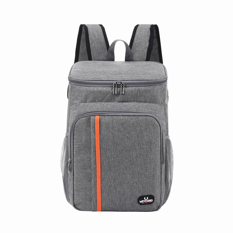 Sac à dos isotherme gris avec bande orange verticale, double fermeture éclair et poches latérales en maille. Idéal pour garder les repas et boissons au frais lors des sorties ou trajets quotidiens.
