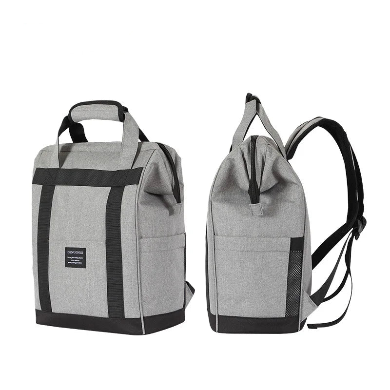 Sac à dos isotherme gris présenté sous deux angles, vue de face et vue arrière, montrant les détails du design et des bretelles.