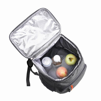Vue de dessus d’un sac à dos isotherme gris ouvert, montrant un intérieur argenté réfléchissant avec une canette, un pot, une pomme et une pêche. Parfait pour garder les repas et boissons au frais pendant les déplacements.
