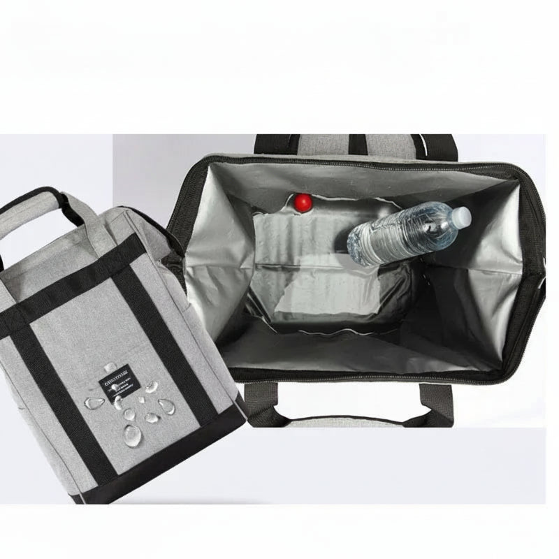 Vue de l’intérieur d’un sac à dos isotherme gris montrant l’espace de rangement, la doublure thermique et une bouteille d’eau posée pour illustrer la capacité.