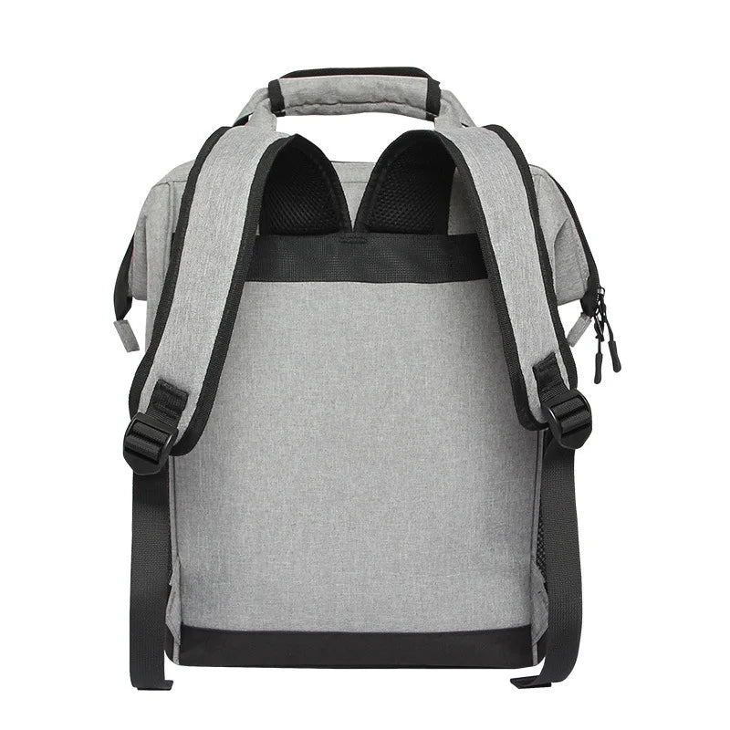 Vue arrière d’un sac à dos isotherme gris avec bretelles ajustables et renforts, montrant le design et le confort du portage.