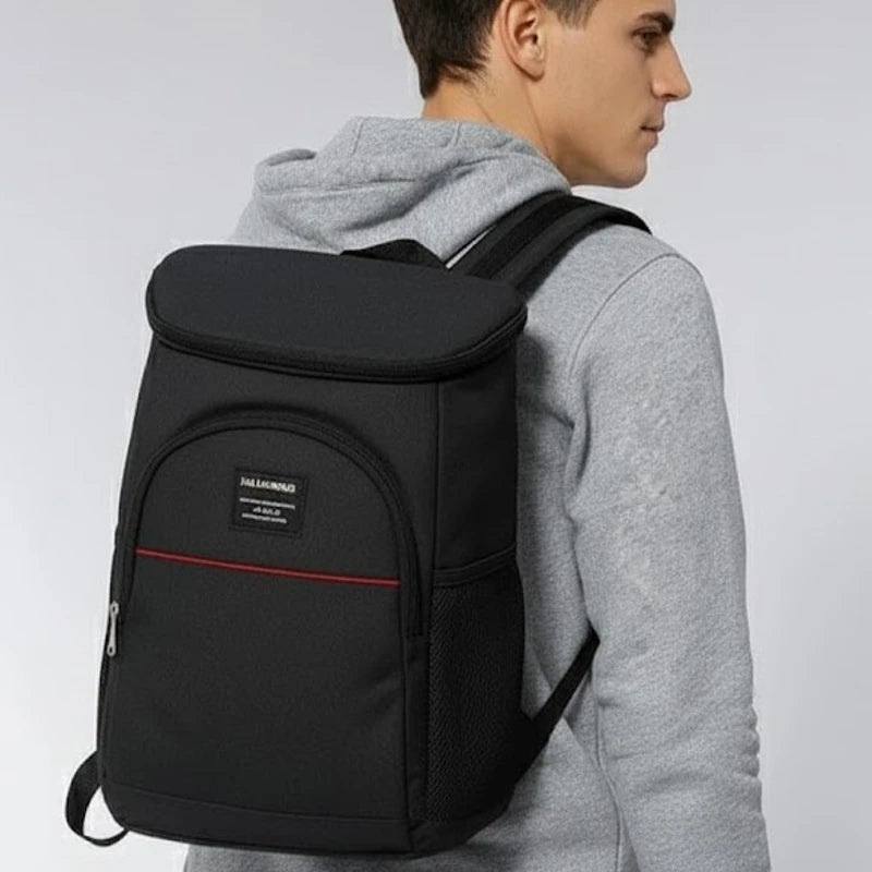 sac à dos isotherme noir porté par un homme en sweat gris, vu de profil, avec poche frontale et détail rouge