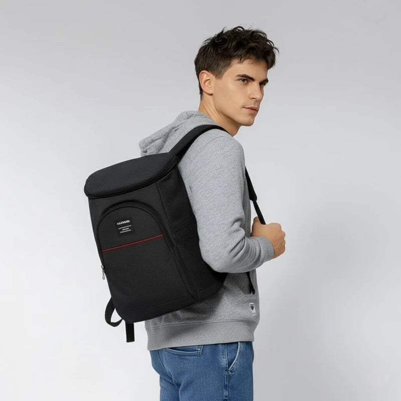 sac à dos isotherme noir porté par un homme en sweat gris, vue de profil, avec bande rouge sur la poche avant