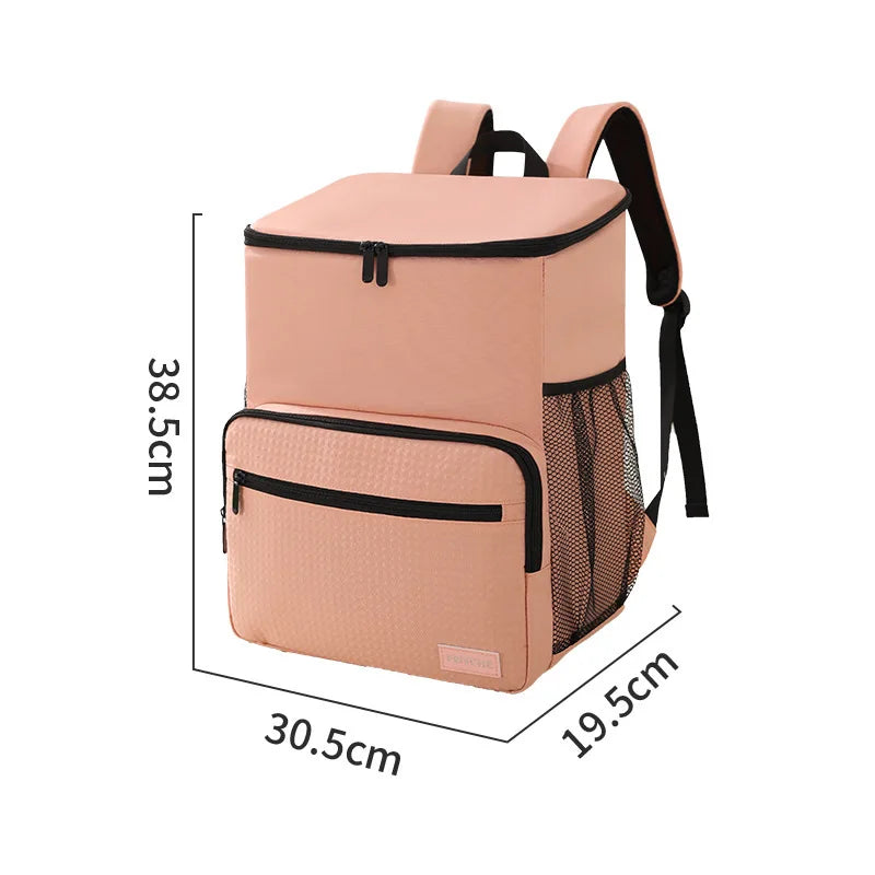 Sac à dos isotherme rose avec dimensions 38,5 × 30,5 × 19,5 cm, présenté en vue 3/4 avec poches filet latérales et poche avant zippée.