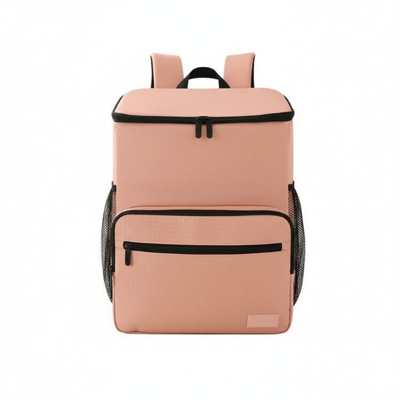 Sac à dos isotherme rose en vue frontale sur fond blanc, avec poche avant zippée et rangements filet latéraux pour repas et boissons.