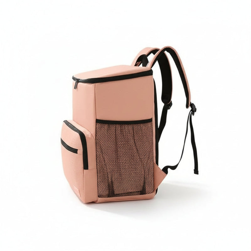 Sac à dos isotherme rose vu de profil sur fond blanc, avec poches filet latérales et poche avant zippée pour transport de repas et boissons.