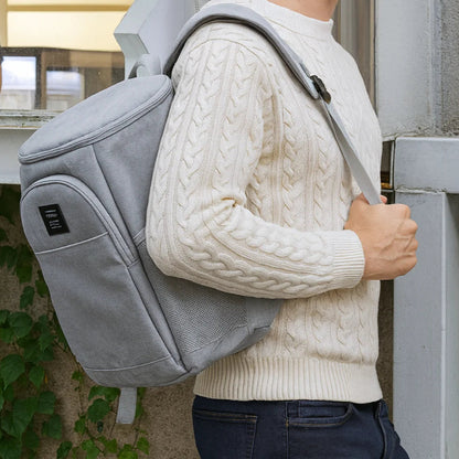 Sac isotherme 20l gris porter par un homme