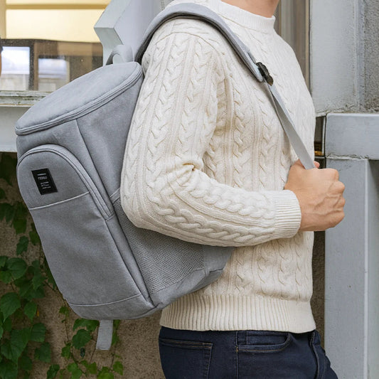 Sac isotherme 20l gris porter par un homme