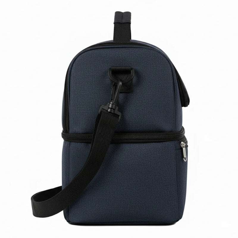 Vue de côté d’un sac isotherme bleu à double compartiment, avec bretelle détachable fixée sur le côté.