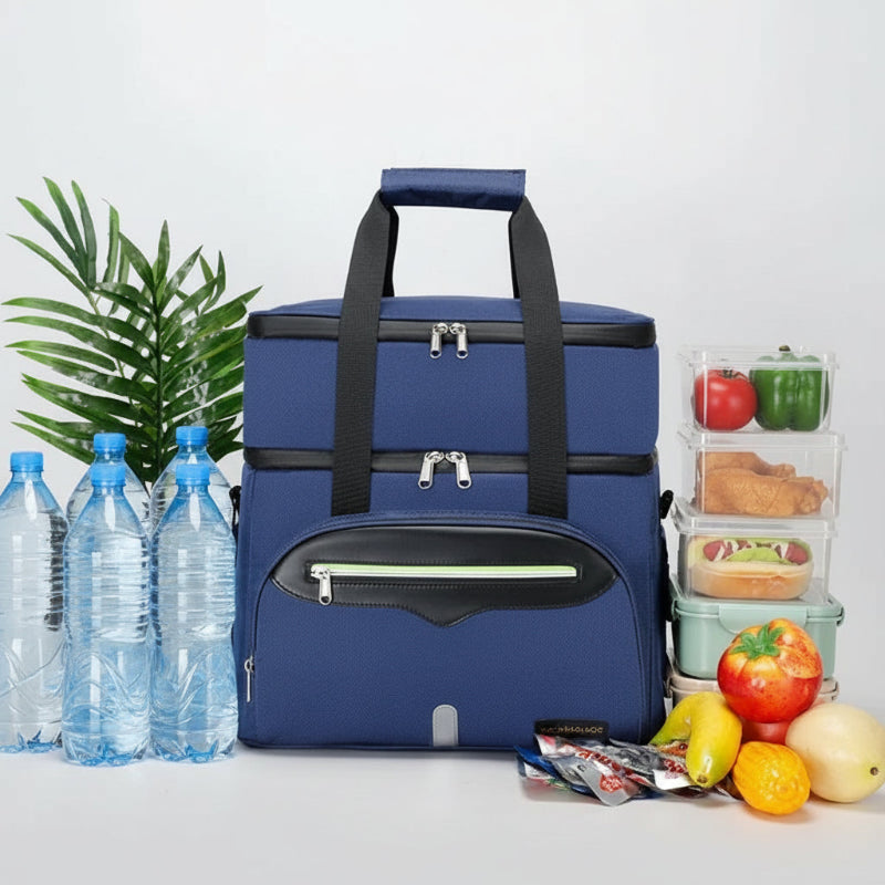 Sac isotherme bleu de grande capacité avec bouteilles d’eau, fruits et boîtes repas disposés autour.