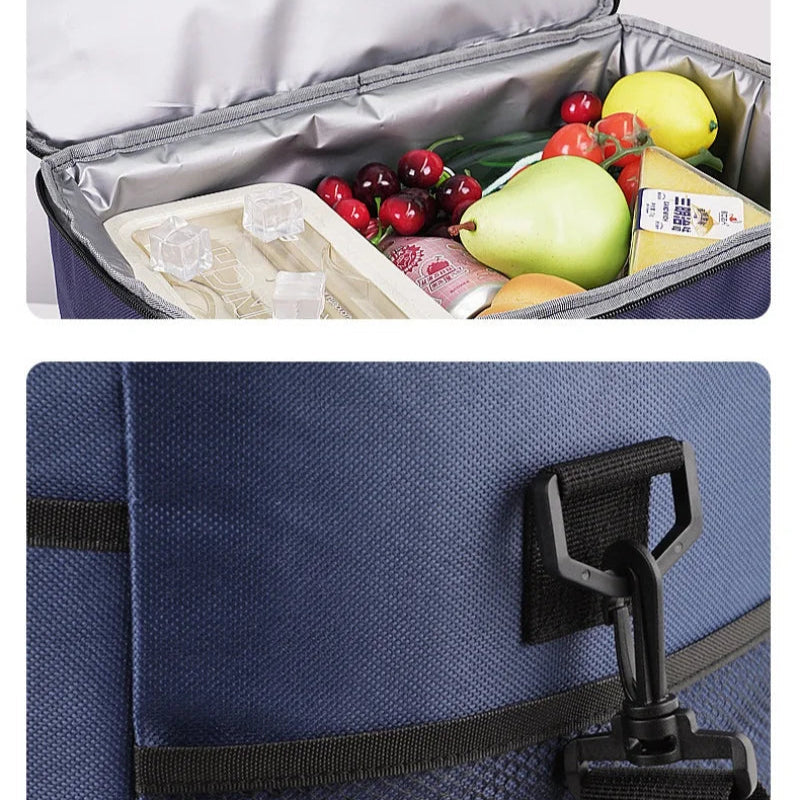 détails d’un sac isotherme bleu roi montrant l’intérieur rempli de fruits et boissons, ainsi que le système d’accroche latéral en gros plan