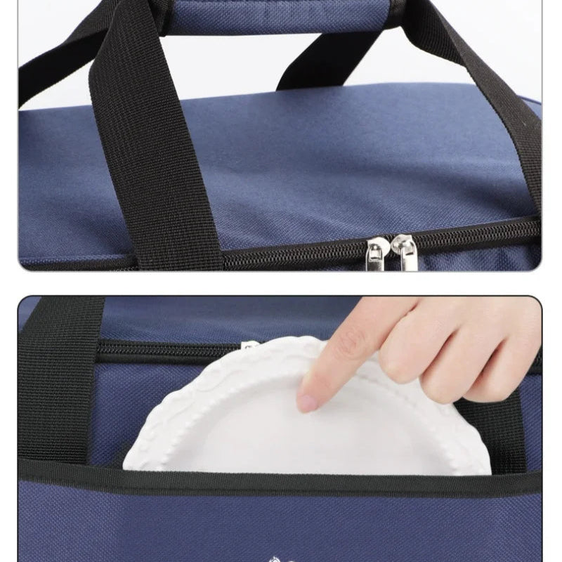 détails d’un sac isotherme bleu roi montrant la poignée renforcée et la poche avant contenant une assiette, en vue studio