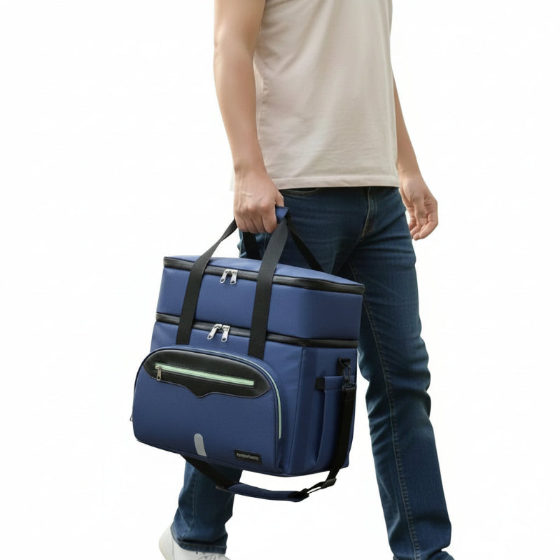 Homme transportant un sac isotherme bleu