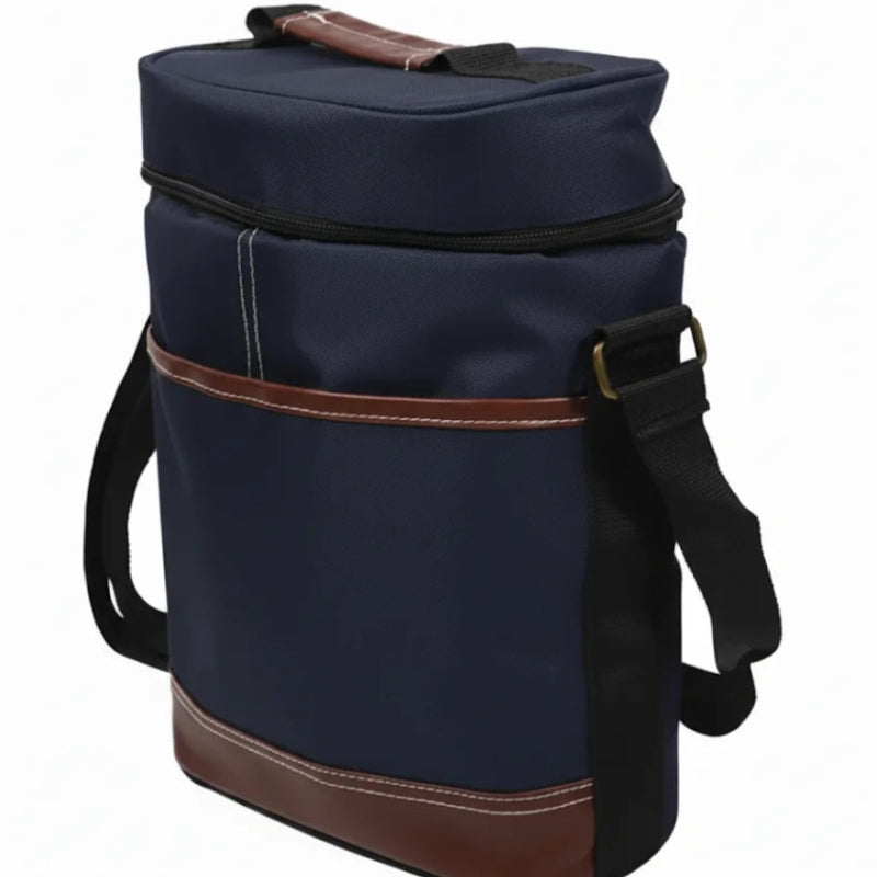 Sac isotherme pour bouteille bleu marine avec détails marron, vu de biais, muni d’une bandoulière noire et d’une poignée renforcée.