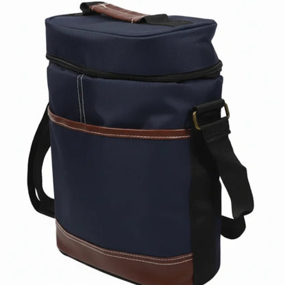 Sac isotherme pour bouteille bleu marine avec détails marron, vu de biais, muni d’une bandoulière noire et d’une poignée renforcée.