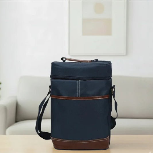 Sac isotherme pour bouteille bleu marine en position de face, avec finitions marron et bandoulière réglable poser sur une table