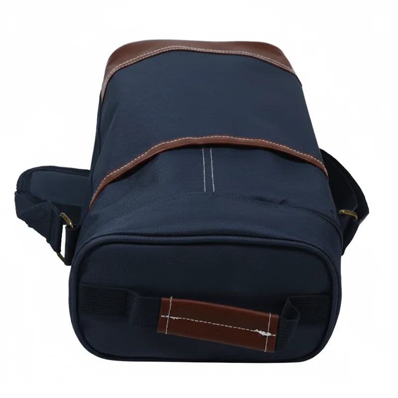 Sac isotherme pour bouteille bleu marine avec détails marron, entièrement fermé et muni d’une bandoulière ajustable.