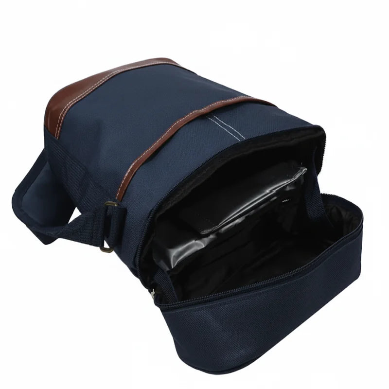 Sac isotherme pour bouteille bleu marine vu en angle, partiellement ouvert avec intérieur isolant argenté.