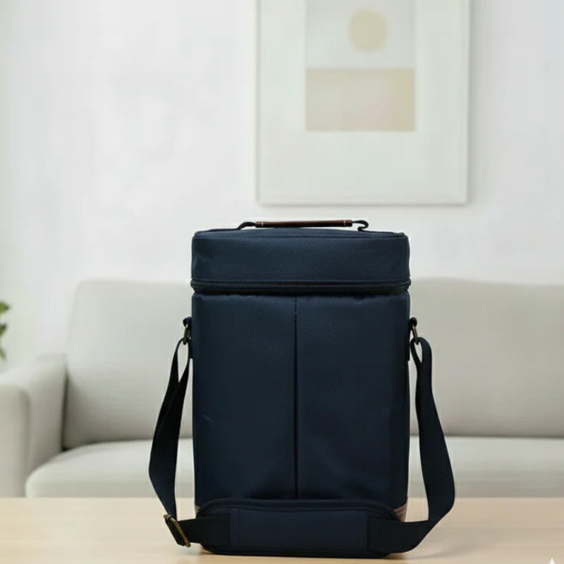 Sac isotherme pour bouteille bleu marine posé sur une table en bois clair de dos dans un salon lumineux.