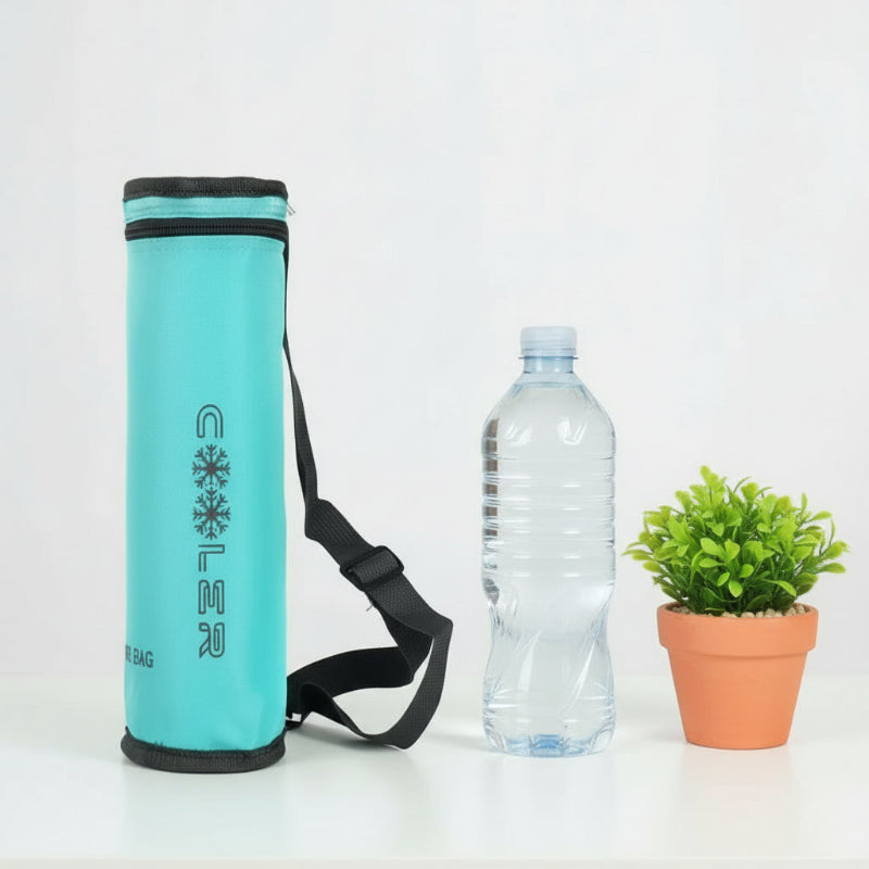 Sac isotherme pour bouteille bleu turquoise avec bandoulière, posé sur une table blanche à côté d’une bouteille d’eau et d’un pot de plante.