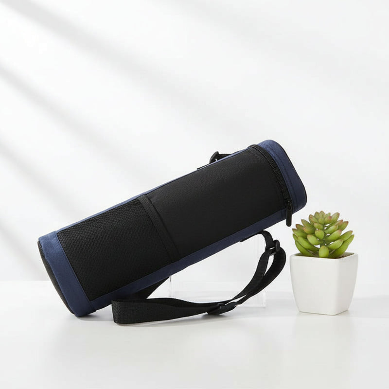 Sac isotherme bleu pour bouteille présenté en position inclinée, posé sur une table blanche à côté d’une plante succulente.