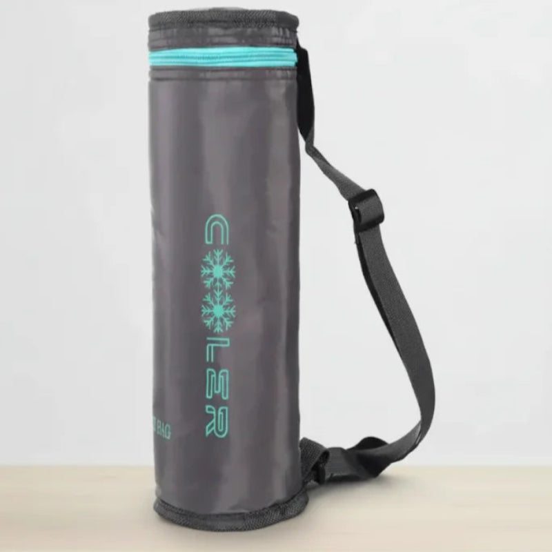 Sac isotherme bouteille gris avec bandoulière noire, posé sur une table claire devant un fond blanc épuré.