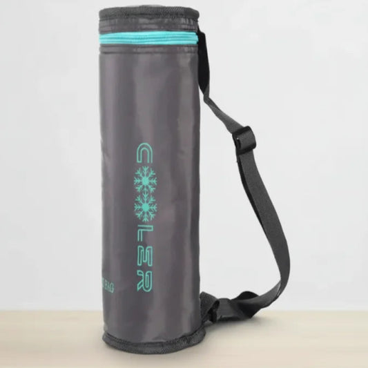 Sac isotherme bouteille gris avec bandoulière noire, posé sur une table claire devant un fond blanc épuré.