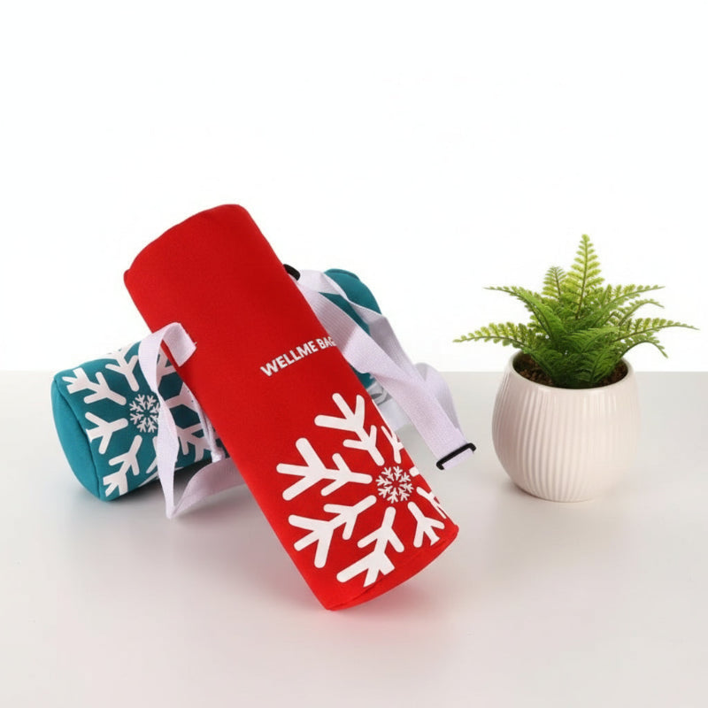 Étuis isothermes en néoprène pour bouteille, motifs flocon rouge et bleu, posés sur une table blanche avec une plante.