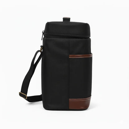 Sac isotherme bouteille noir avec détails marron, vue de côté, équipé d’une bandoulière réglable.