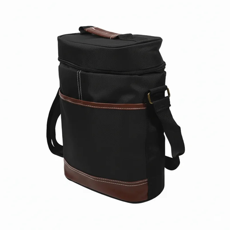 Sac isotherme bouteille noir avec détails marron et bandoulière de face et coter, conçu pour transporter une bouteille au frais.