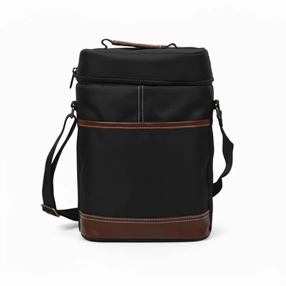 Sac isotherme bouteille noir avec finitions marron, vue de face, doté d’une poignée et d’une bandoulière ajustable.