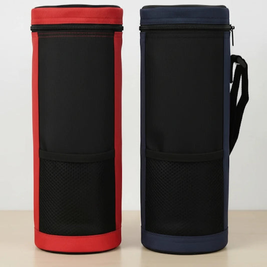 Deux sacs isothermes pour bouteille, l’un rouge et noir et l’autre bleu marine et noir, posés côte à côte sur une table claire devant un fond blanc.