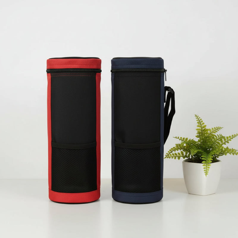 Deux sacs isothermes pour bouteille, modèles rouge et bleu, montrés de dos avec poche en maille, posés sur une table blanche à côté d’une plante.