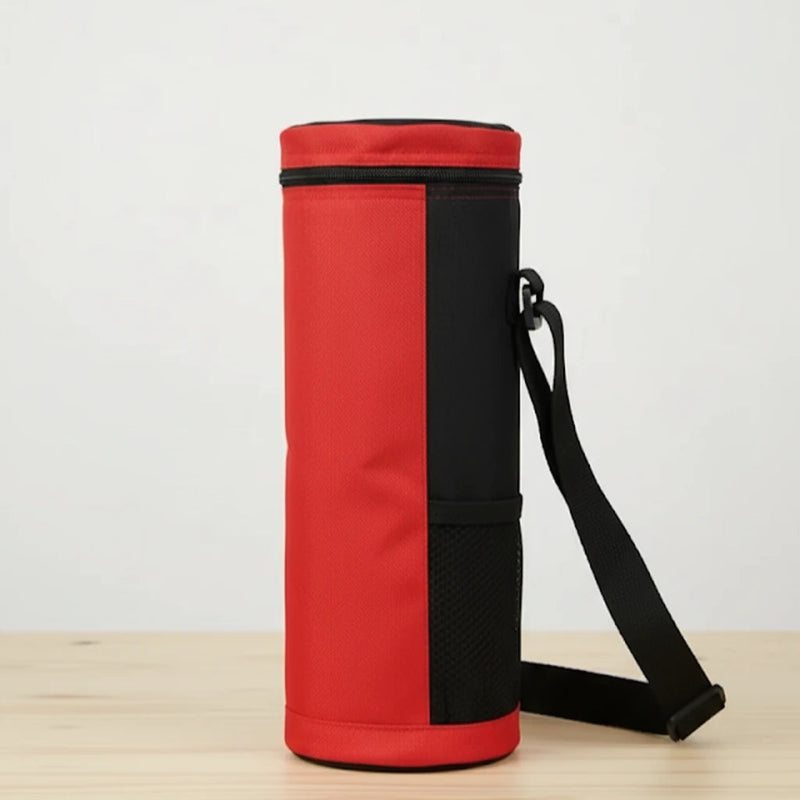 Sac isotherme pour bouteille rouge et noir, vu de côté, avec sangle noire ajustable et poche en maille, posé sur une table en bois clair devant un fond blanc.