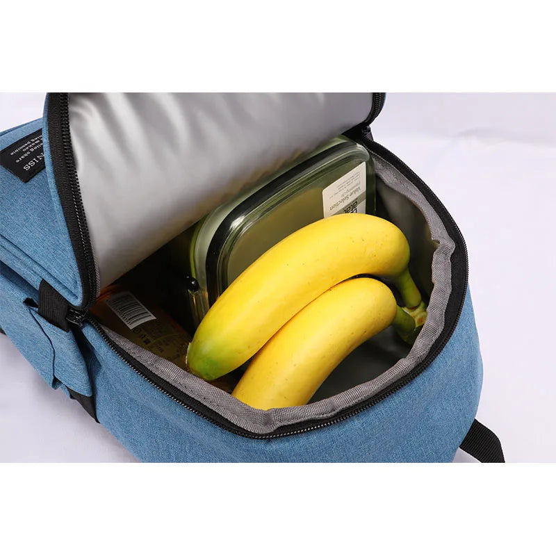 Vue intérieure d’un sac isotherme bleu contenant deux bananes et une lunch box en verre.