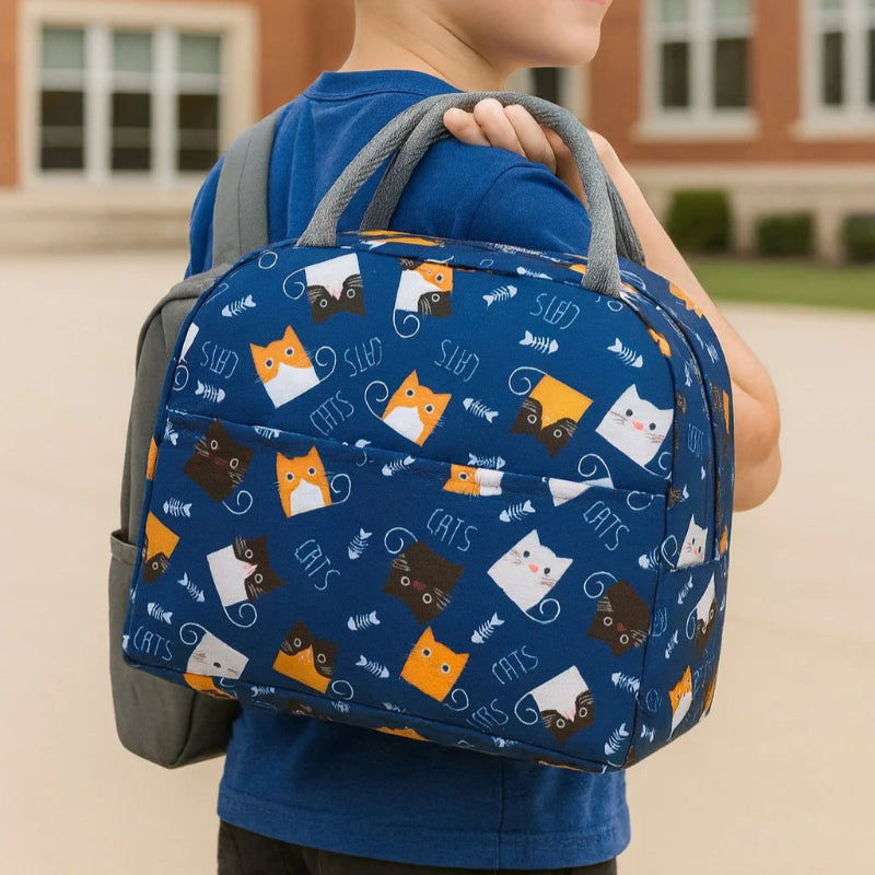 Sac isotherme enfant bleu motif chat porter par un enfant
