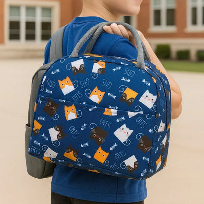 Sac isotherme enfant bleu motif chat porter par un enfant