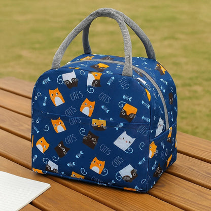 Sac isotherme enfant bleu motif chat poser sur une table de pique-nique