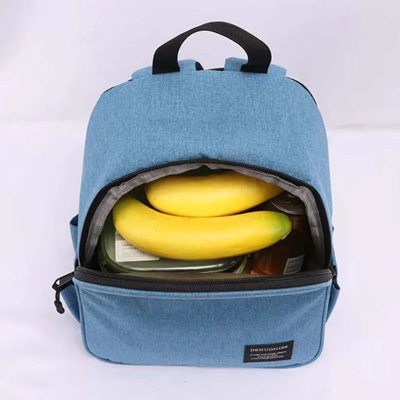 Sac isotherme enfant bleu ouvert contenant des bananes et une boîte repas.